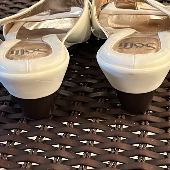 Sofft cream patent leather wedge sandals with gold hardware sz 8M - Picture 4 of 11